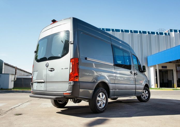 Mercedes Benz Lanz Una Nueva Sprinter Que Puede Manejarse Con Licencia