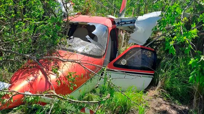 Avioneta cayó en un campo y sus ocupantes resultaron ilesos